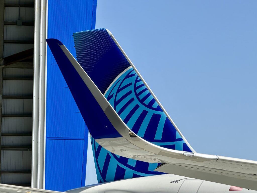 United A321neo close up.