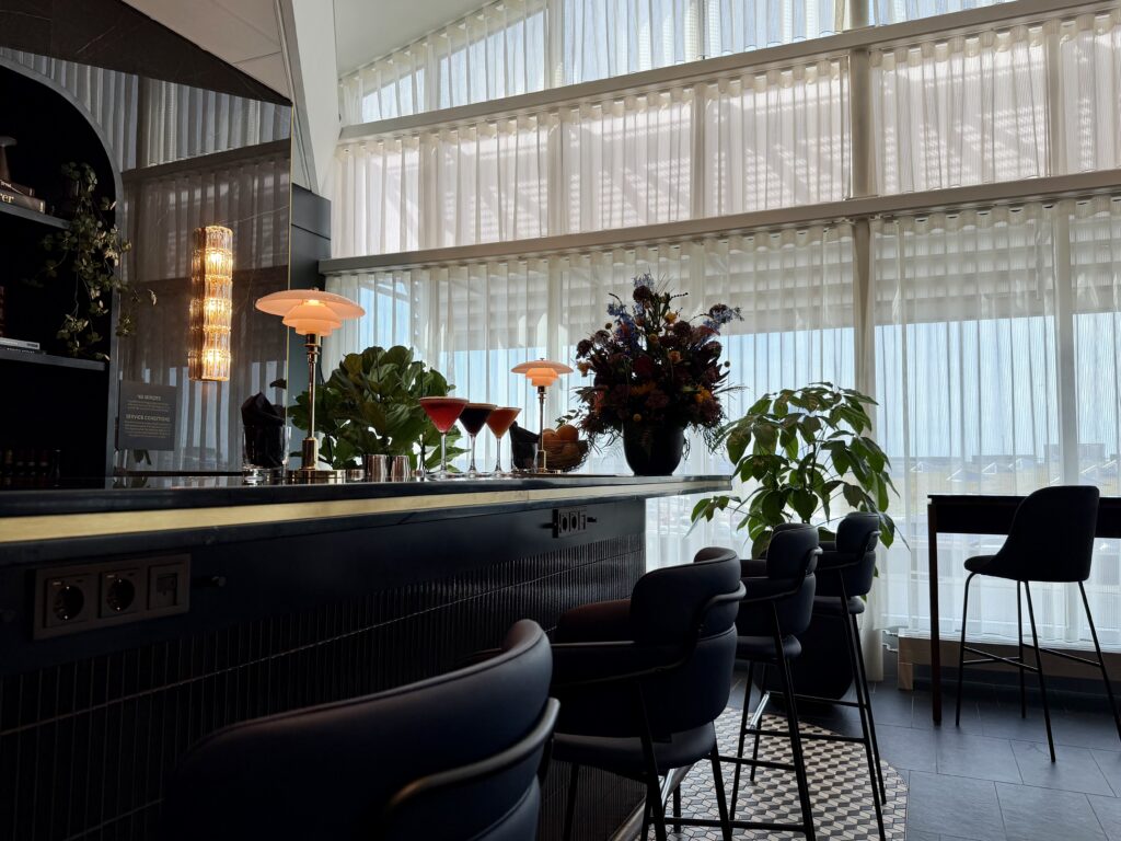 Bar at the Amex Centurion Lounge AMS.