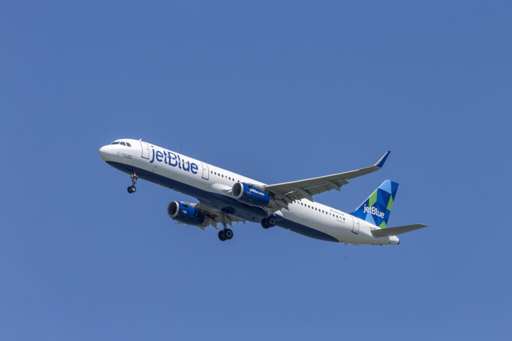 JetBlue Airline, San Francisco Airport, in the air, landing.