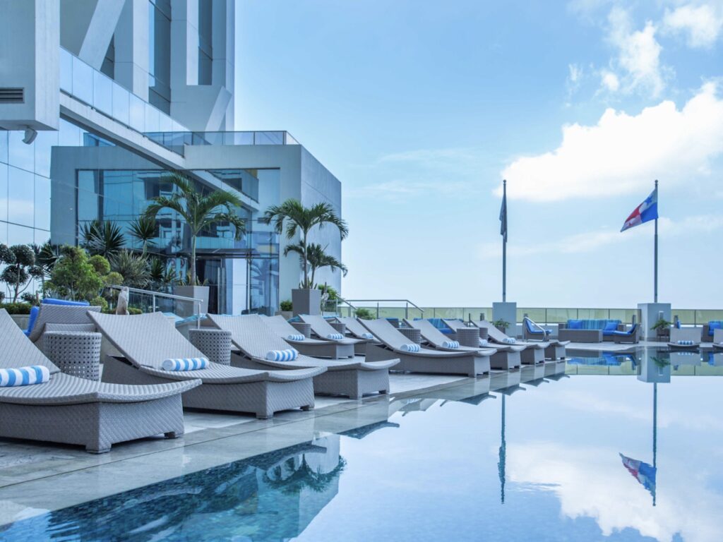 Hilton Panama pool.