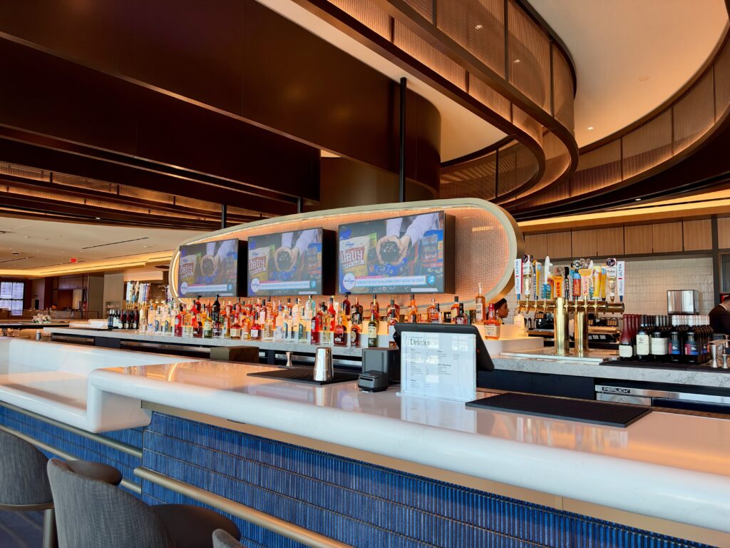 Bar at the United Club in IAH Terminal B.