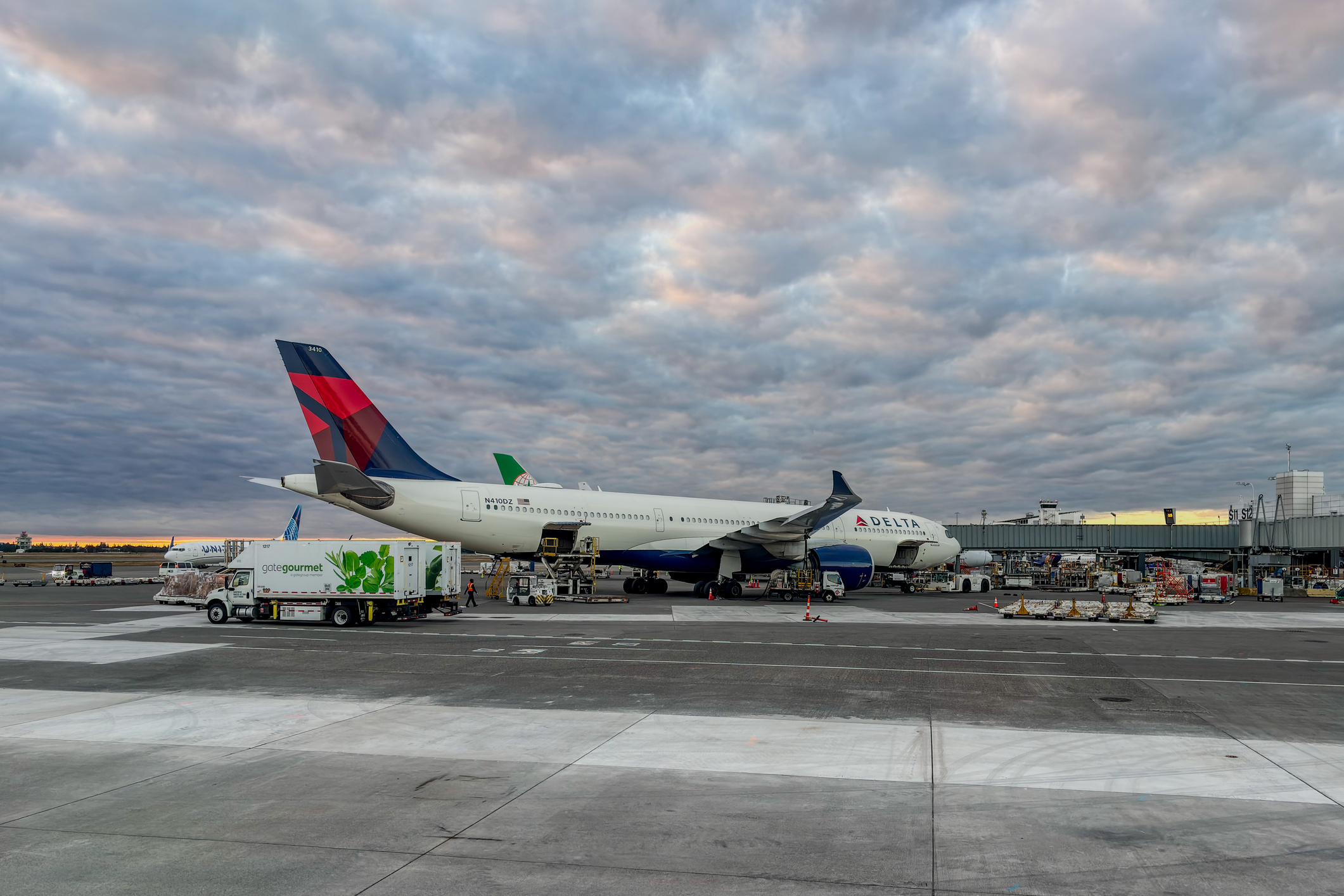 5 Airlines That Give You Elite Status Credit When Flying With Points and Miles